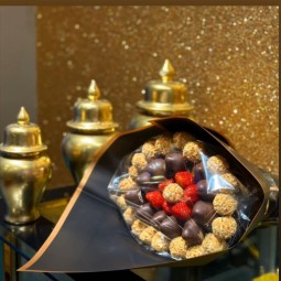  Bir Buket Fıstıklı Çilek